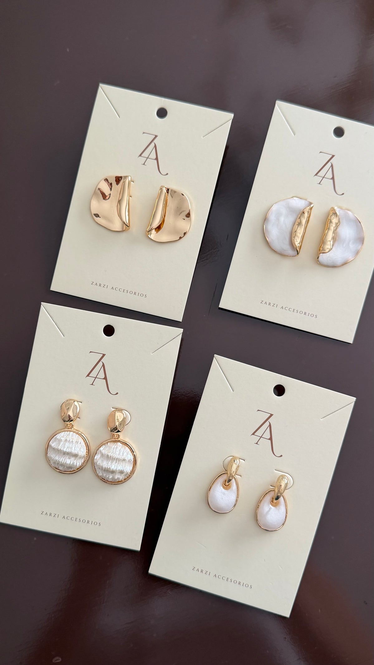 Aretes dorados elegantes