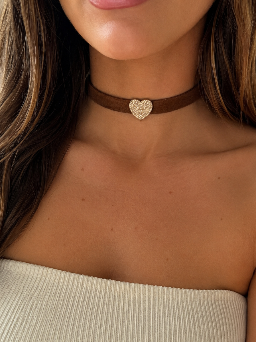 Collar choker cafe con corazón