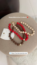 Collar con detalle dorado