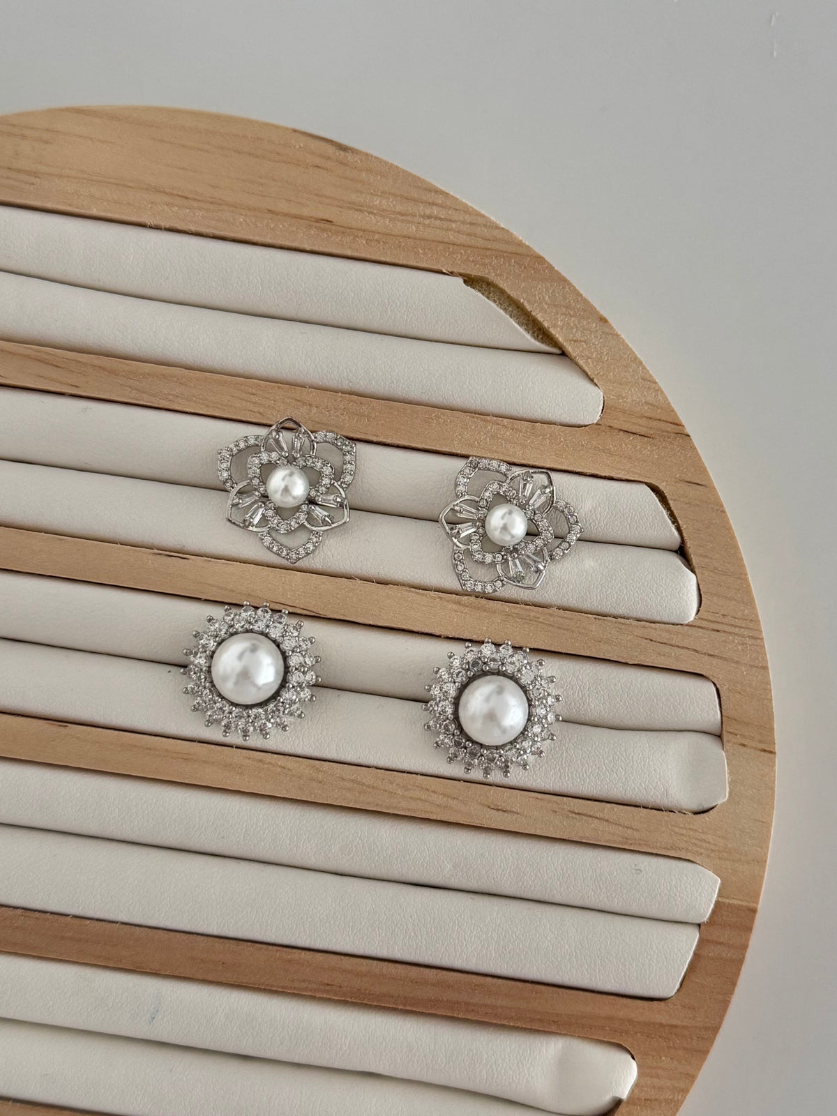 Aretes plateados flor
