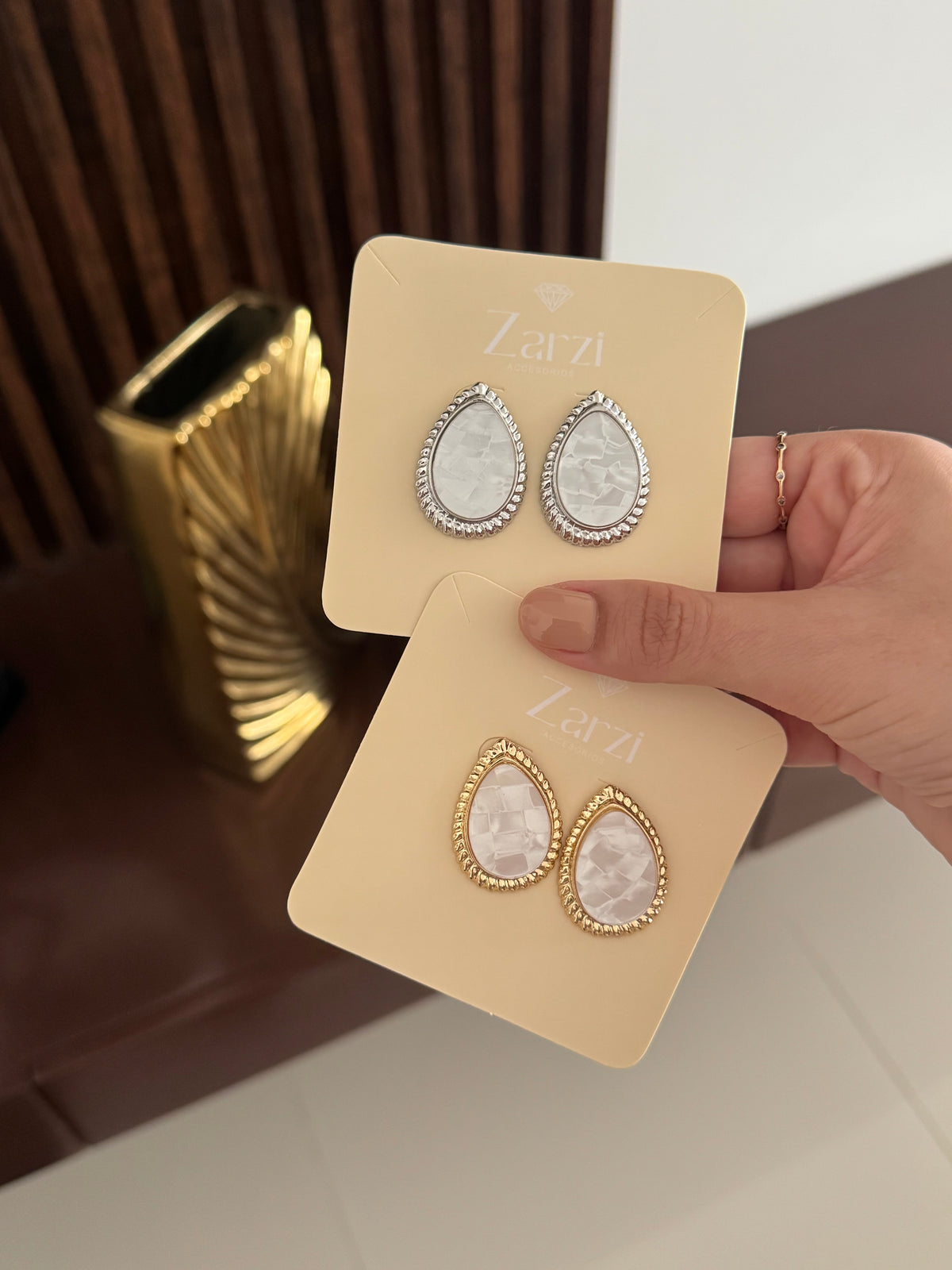 Aretes en ambos tonos