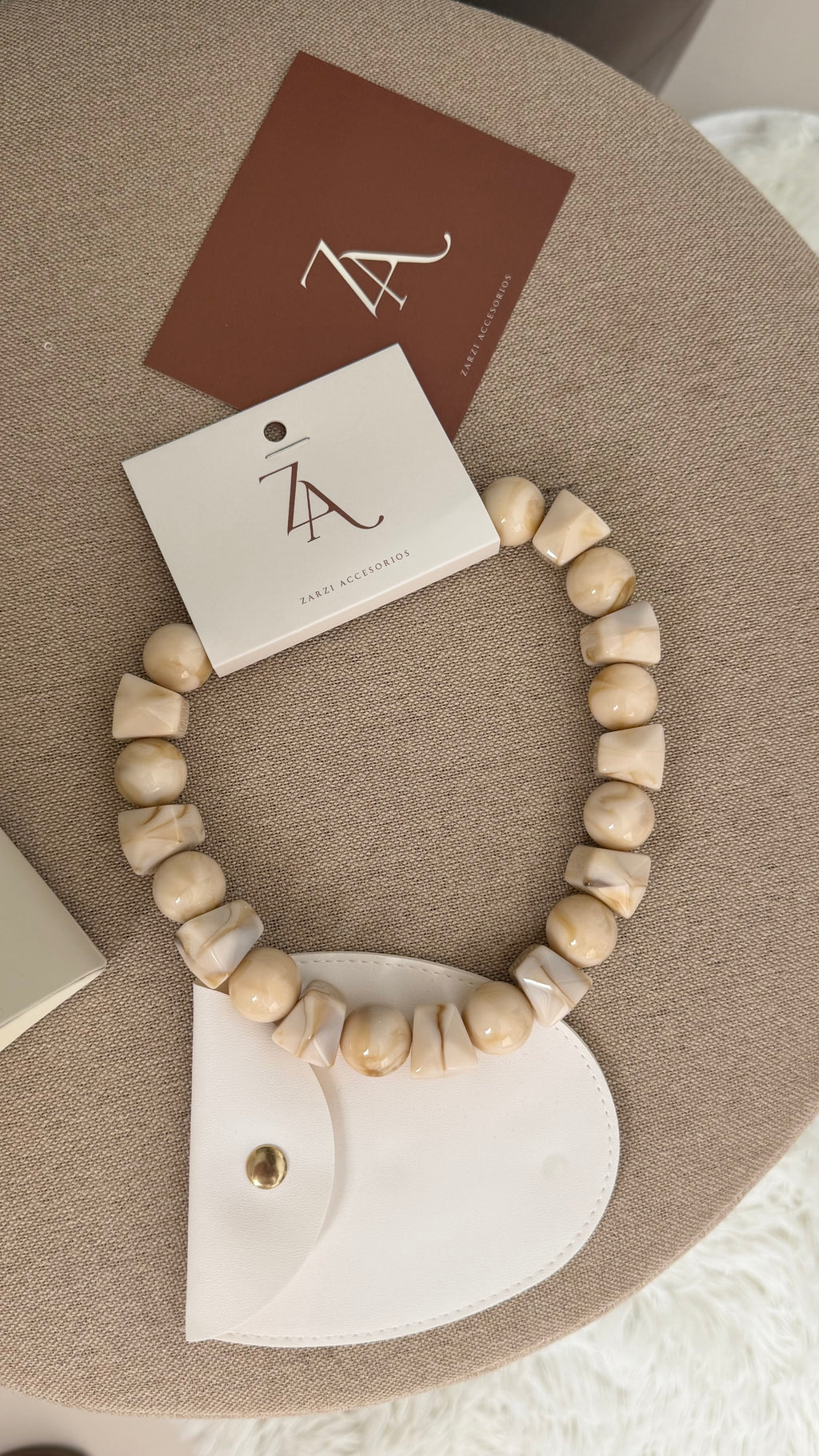 Nuevo collar beige